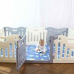 El corral de juegos de PlayMat crea una sala de juegos segura para los niños, y la puerta de doble cierre la hace aún más segura. Gracias a su forma aerodinámica y a los pies de goma antideslizantes que mantienen el corralito robusto y seguro, cada uno de los paneles es seguro para los más pequeños sin lastimarse con los bordes y agujeros del corralito.