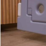 El corral de juegos de Baby care playpent crea una sala de juegos segura para los niños, y la puerta de doble cierre la hace aún más segura. Gracias a su forma aerodinámica y a los pies de goma antideslizantes que mantienen el corralito robusto y seguro, cada uno de los paneles es seguro para los más pequeños sin lastimarse con los bordes y agujeros del corralito.
