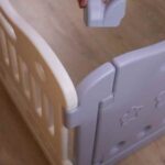El corral de juegos de Baby care playpen crea una sala de juegos segura para los niños, y la puerta de doble cierre la hace aún más segura. Gracias a su forma aerodinámica y a los pies de goma antideslizantes que mantienen el corralito robusto y seguro, cada uno de los paneles es seguro para los más pequeños sin lastimarse con los bordes y agujeros del corralito.