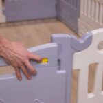 El corral de juegos de Baby care playpen crea una sala de juegos segura para los niños, y la puerta de doble cierre la hace aún más segura. Gracias a su forma aerodinámica y a los pies de goma antideslizantes que mantienen el corralito robusto y seguro, cada uno de los paneles es seguro para los más pequeños sin lastimarse con los bordes y agujeros del corralito.